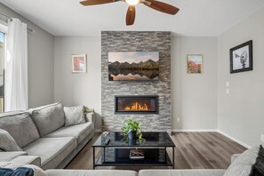 Smart TV, fireplace