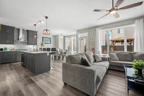 Smart TV, fireplace