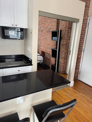 Fridge, microwave, stovetop, cookware/dishes/utensils - Nest Aparthotel kitchenette  (New York)