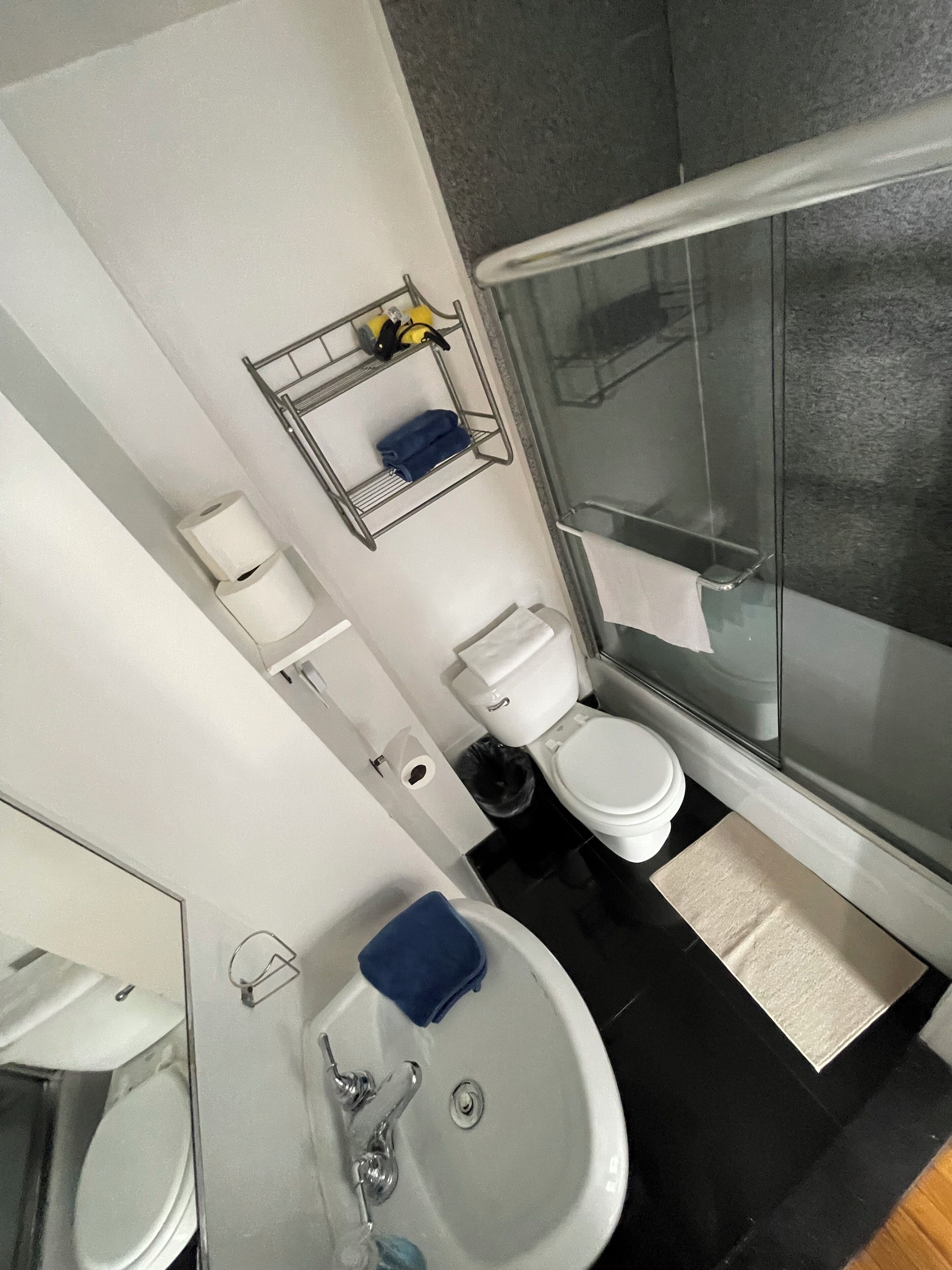 Pengering rambut, handuk, sabun, dan tisu toilet
