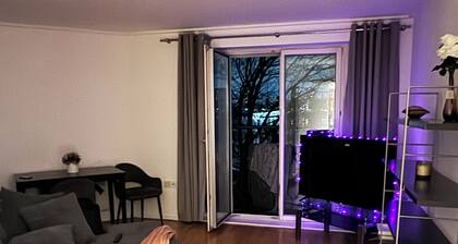 Canary Wharf Riverside Retreat with Balcony”