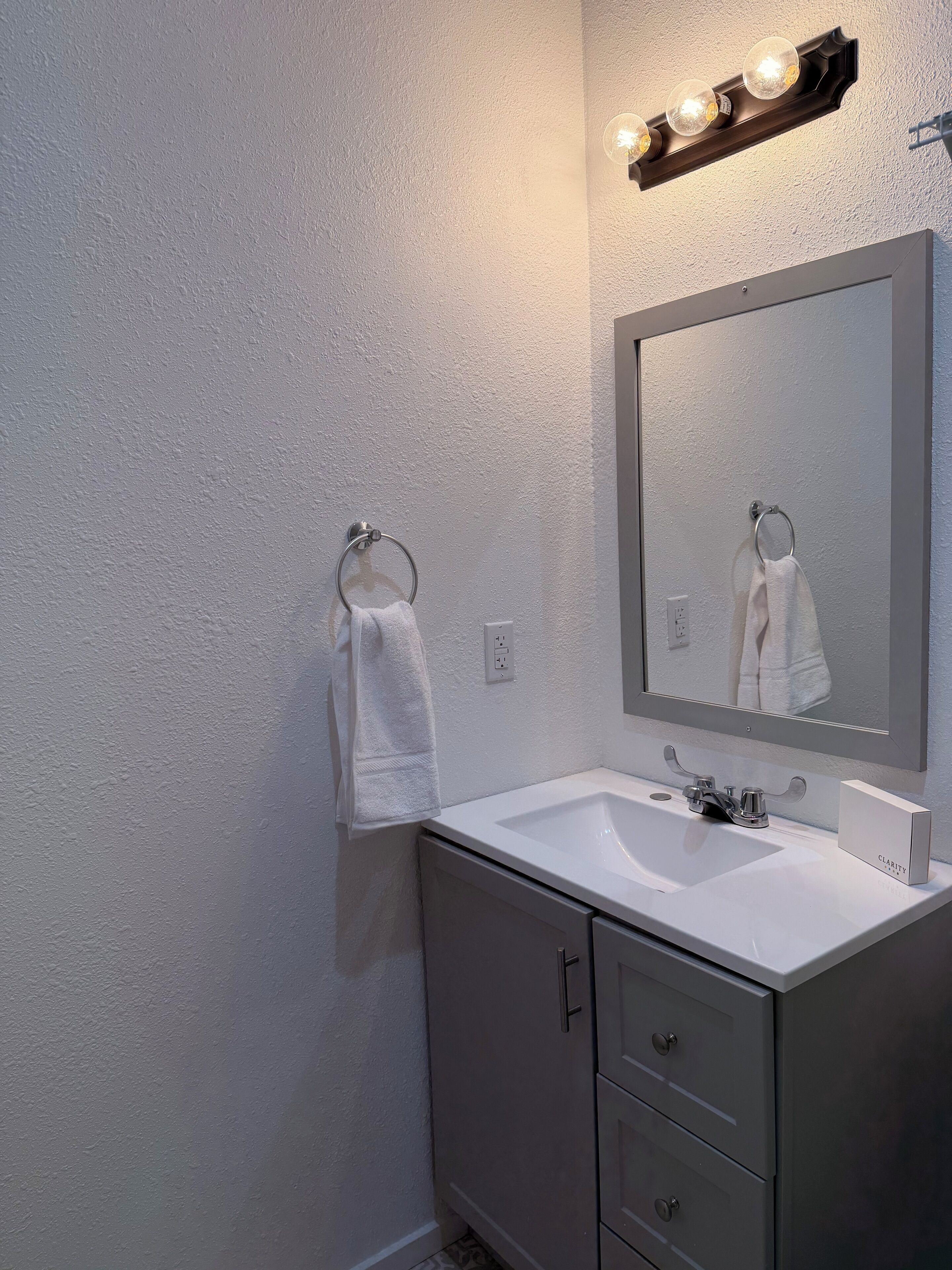 Vòi sen/bồn tắm kết hợp, khăn tắm, xà phòng, dầu gội 