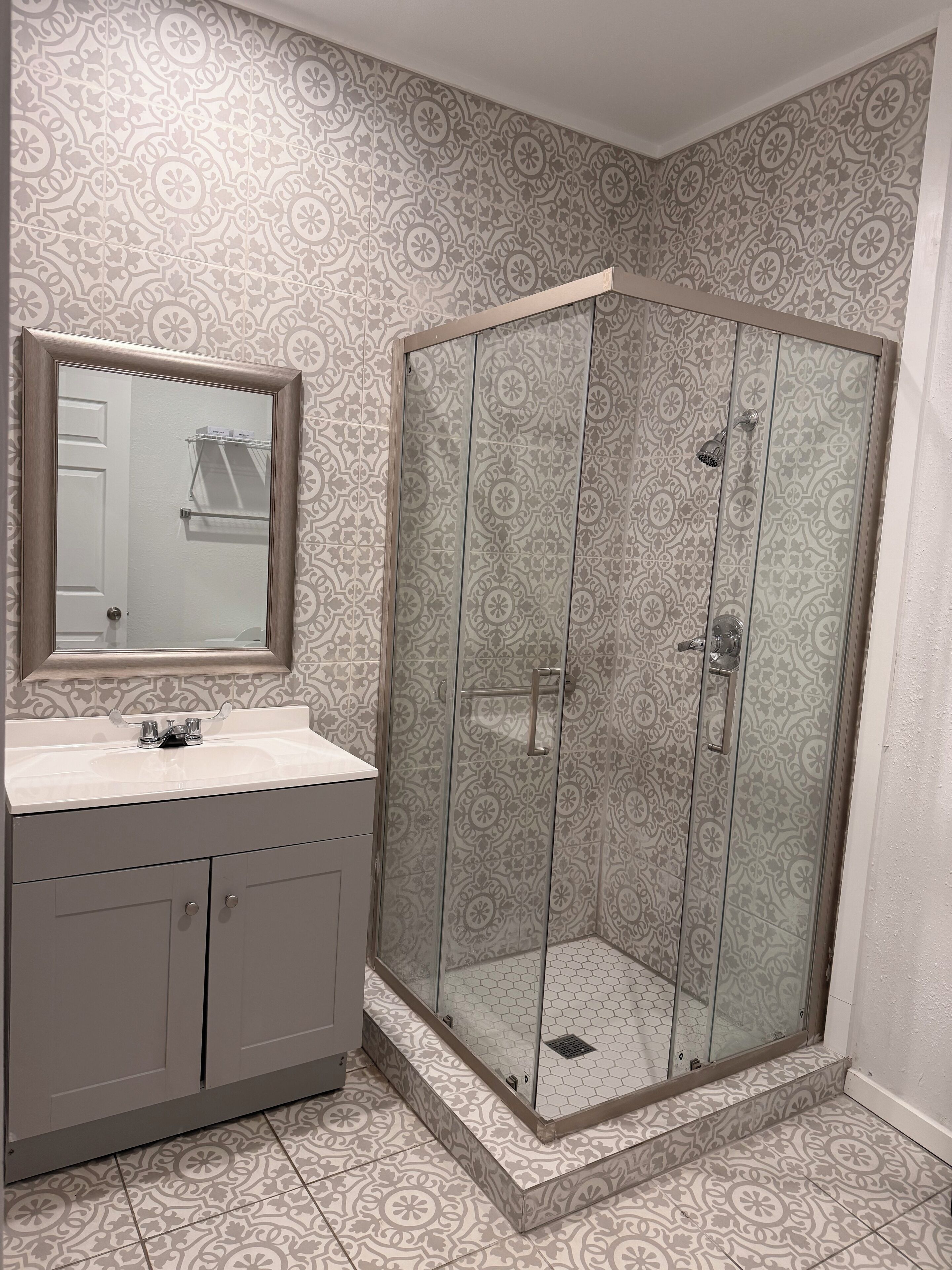 Deluxe-Einzelzimmer | Badezimmer | Duschwanne, Handtücher, Seife, Shampoo