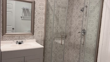 Deluxe-Einzelzimmer | Badezimmer | Duschwanne, Handtücher, Seife, Shampoo