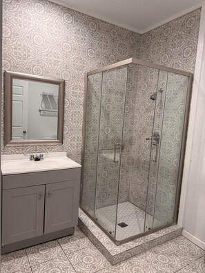 Deluxe-Einzelzimmer | Badezimmer | Duschwanne, Handtücher, Seife, Shampoo