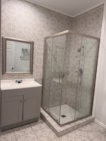 Combined shower/bathtub, towels, soap, shampoo. Broadway Inn And RV Park