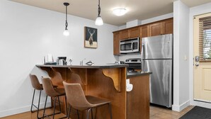 Wasserkocher mit Kaffee-/Teezubehör, Kühlschrank, Mikrowelle, Ofen
