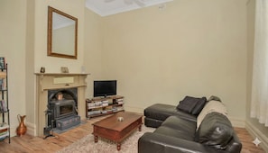 TV, fireplace, DVD player, books - Classic Coastal Getaway Stroll to Cafes & Beach, Distant Views Upstairs Balcony (Port Elliot)