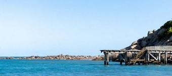 Classic Coastal Getaway Stroll to Cafes & Beach, Distant Views Upstairs Balcony