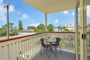 Outdoor dining - Classic Coastal Getaway Stroll to Cafes & Beach, Distant Views Upstairs Balcony (Port Elliot)