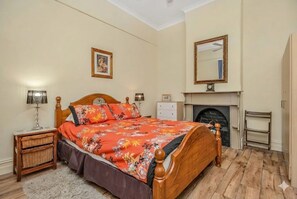 3 bedrooms, iron/ironing board, bed sheets