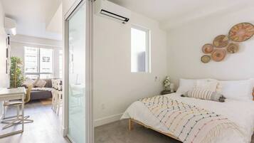 Iron/ironing board, WiFi, bed sheets