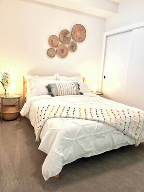 Iron/ironing board, WiFi, bed sheets - Condo with AC/Parking and elevator in Port Coquitlam (Port Coquitlam)