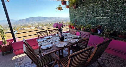 Oaxacan house with beautiful view of the city. Quiet and private.