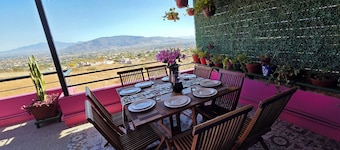 Oaxacan house with beautiful view of the city. Quiet and private.