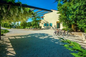 Property grounds - Villa with pool and air conditioning (Orbanići)
