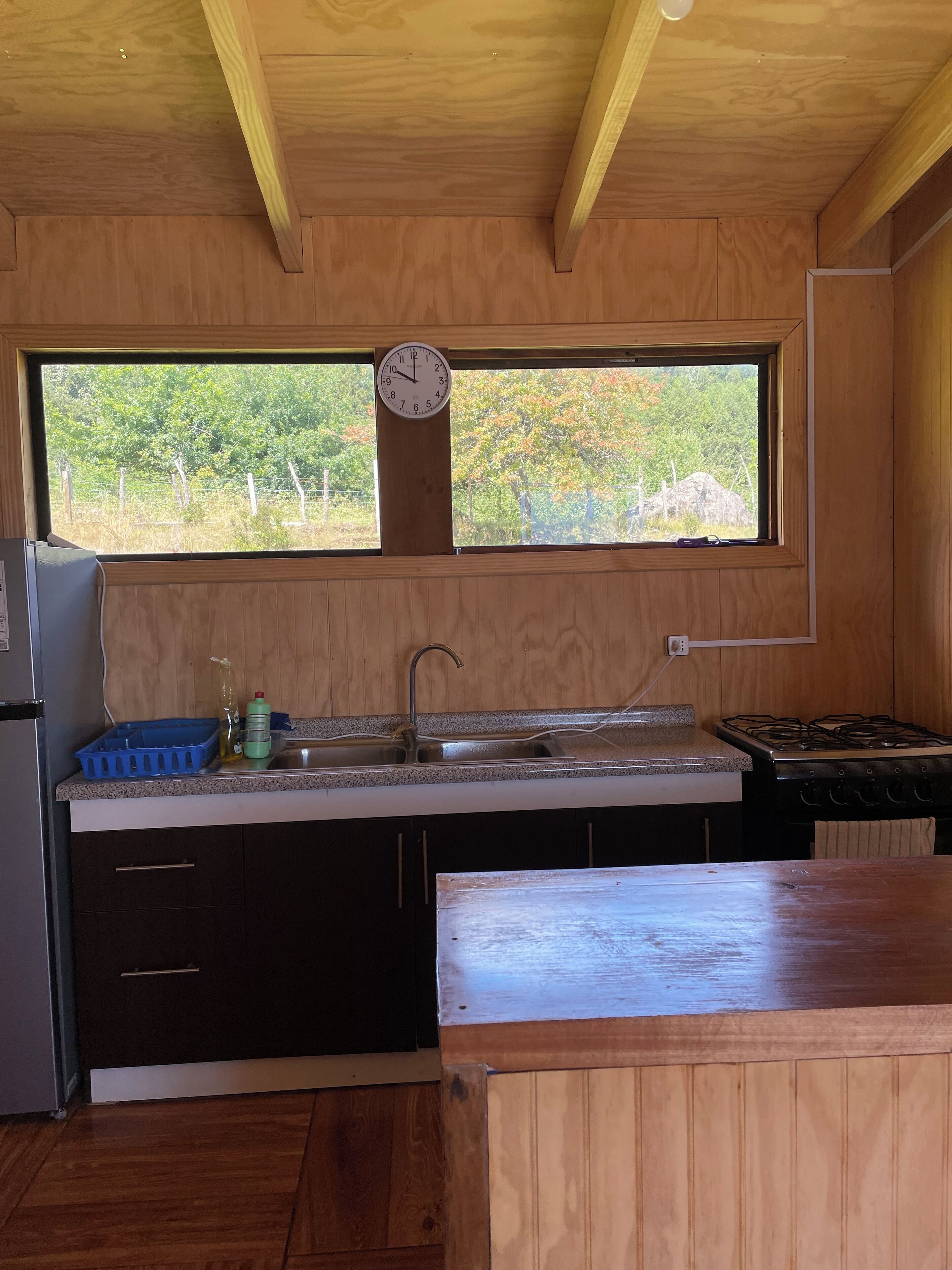 Réfrigérateur, micro-ondes, four, bouilloire électrique