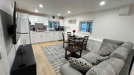 Smart TV. Cozy 2BR Garden Suite w/ Private Yard & EV Charger near Grouse Mountain & Trails