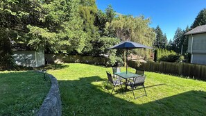 Outdoor dining - Cozy 2BR Garden Suite w/ Private Yard & EV Charger near Grouse Mountain & Trails (North Vancouver)