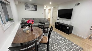 Dining - Cozy 2BR Garden Suite w/ Private Yard & EV Charger near Grouse Mountain & Trails (North Vancouver)