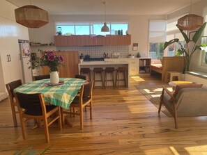 Dining - Folkie rental central family home (Port Fairy)
