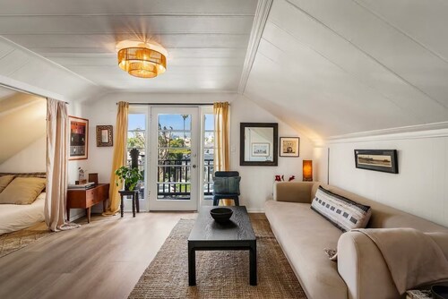 The Treehouse - Artist-Designed Retreat with Decks near Culver City