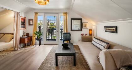 The Treehouse - Artist-Designed Retreat with Decks near Culver City