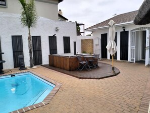 Pool - Spacious Holiday Home | Sleeps 10 | Pool, Spa & Near the Beach (Cape Town)
