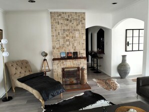 Living area - Spacious Holiday Home | Sleeps 10 | Pool, Spa & Near the Beach (Cape Town)