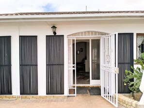 Exterior detail - Spacious Holiday Home | Sleeps 10 | Pool, Spa & Near the Beach (Cape Town)