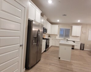 Microondas, horno, placa de cocina y lavavajillas