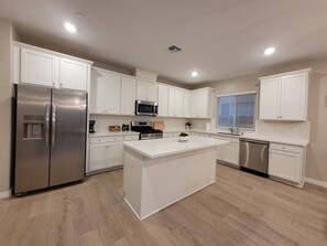 Microwave, oven, stovetop, dishwasher - Spacious 4-bedroom house in welcoming Stockton with AC (Stockton)