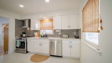 Micro-ondes, four, plaque de cuisson, lave-vaisselle