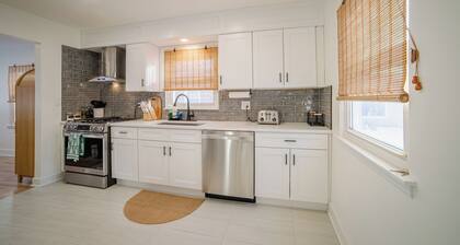 Prime Location - Cozy Naperville HomeStay - GameRoom