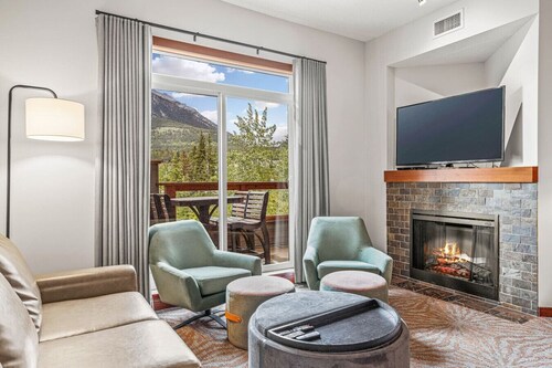 Scenic 3BR Retreat with MTN Views, Hot Tub and Pool