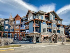 Exterior - Scenic 3BR Retreat with MTN Views, Hot Tub and Pool (Canmore)