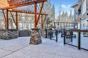 Terrace/patio - Scenic 3BR Retreat with MTN Views, Hot Tub and Pool (Canmore)