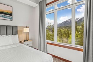 3 bedrooms, desk, iron/ironing board, free WiFi - Scenic 3BR Retreat with MTN Views, Hot Tub and Pool (Canmore)