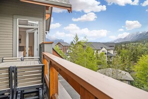 Property grounds - Scenic 3BR Retreat with MTN Views, Hot Tub and Pool (Canmore)