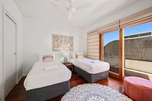 5 bedrooms, desk, iron/ironing board, travel cot - Sundecks Beachside Escape - Luxury at Emerald (Emerald Beach)