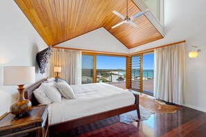 5 bedrooms, desk, iron/ironing board, travel cot - Sundecks Beachside Escape - Luxury at Emerald (Emerald Beach)