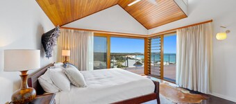 Sundecks Beachside Escape - Luxury at Emerald