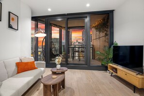Smart TV - Skyline 2BR Sunset Retreat • Balcony Bar & Views (Southbank)