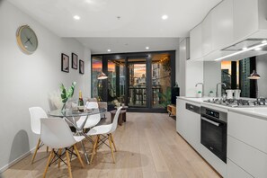 Private kitchen - Skyline 2BR Sunset Retreat • Balcony Bar & Views (Southbank)