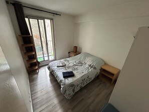 Tabla de planchar con plancha, wifi y ropa de cama 