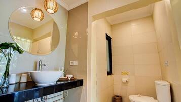 Deluxe Double or Twin Room, Garden View | Bilik Mandi | Pancuran mandi, kelengkapan dandanan diri percuma, pengering rambut