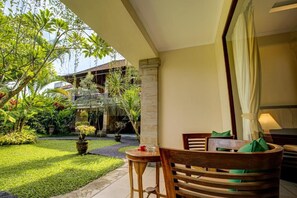 Kamar Double atau Twin Deluks, pemandangan kebun | Teras/patio