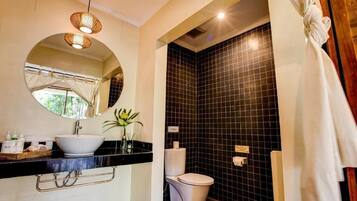 Quarto casal ou duplo luxo, vista para o jardim | Banheiro | Chuveiro, produtos de toalete grátis, secador de cabelo