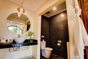 Quarto casal ou duplo luxo, vista para o jardim | Banheiro | Chuveiro, produtos de toalete grátis, secador de cabelo 