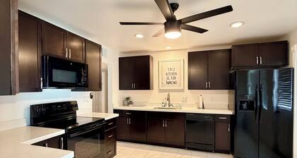 Modern Tempe Retreat! Just minutes to ASU & Downtown